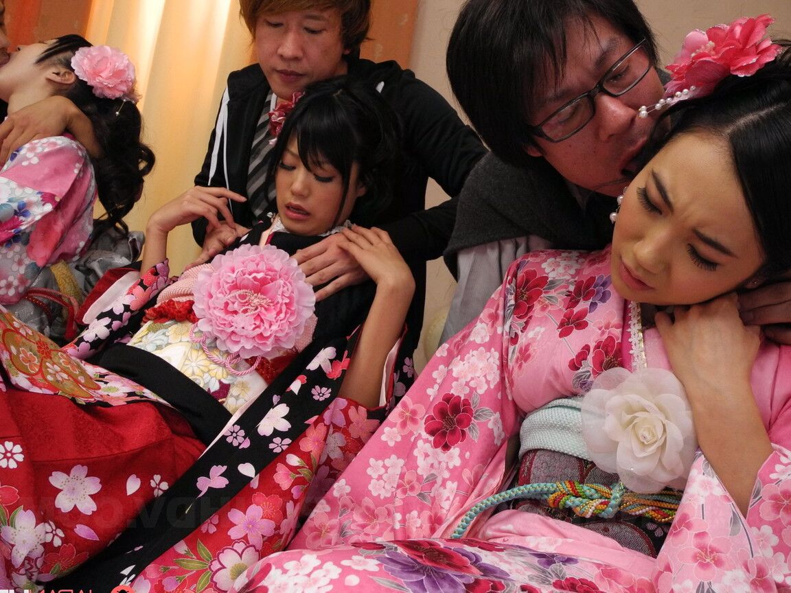 21P 黒髪のアジア人美女ヒナが友達とグループセックスを楽しむ