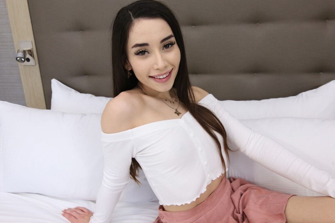 15P Die junge Asiatin Aria Lee nimmt an Hardcore-POV-Sex mit einem schwarzen Mann teil