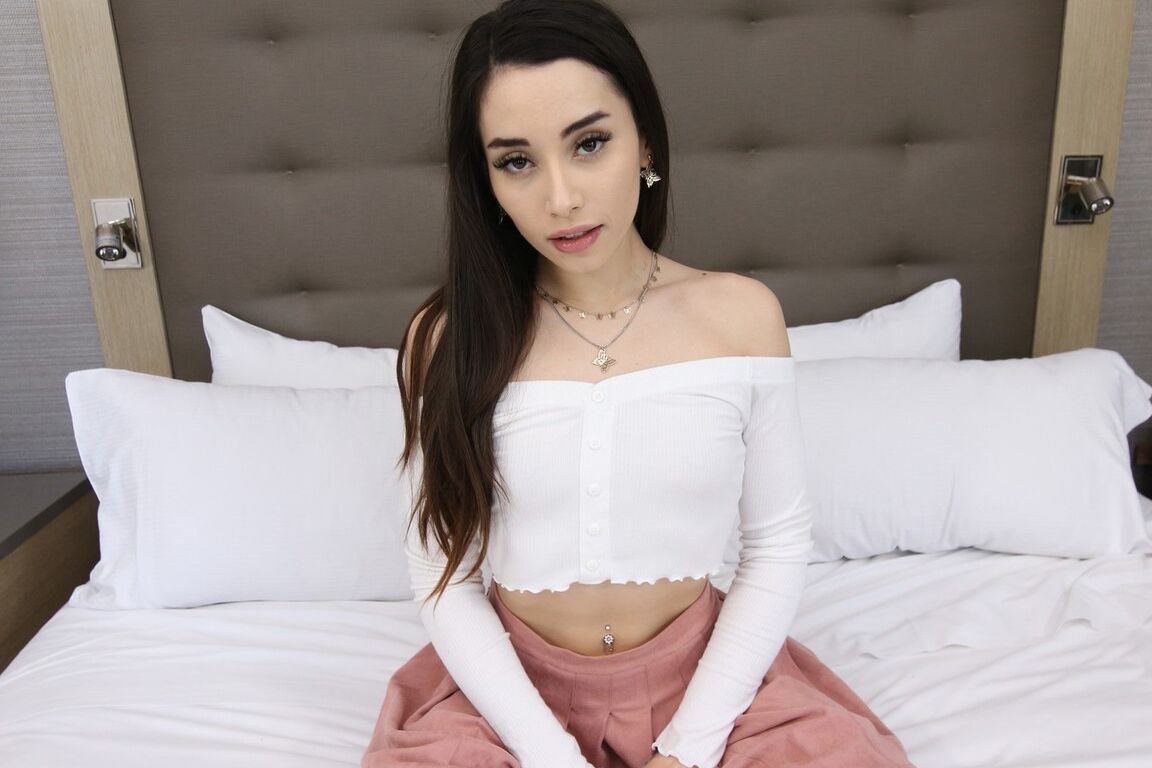 15P Die junge Asiatin Aria Lee nimmt an Hardcore-POV-Sex mit einem schwarzen Mann teil