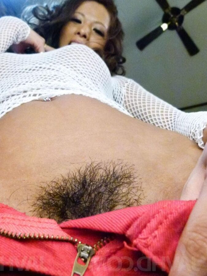 15P Ema Kisaki Asiatin mit großen Titten fickt Schlitz und Arsch mit Vibratoren