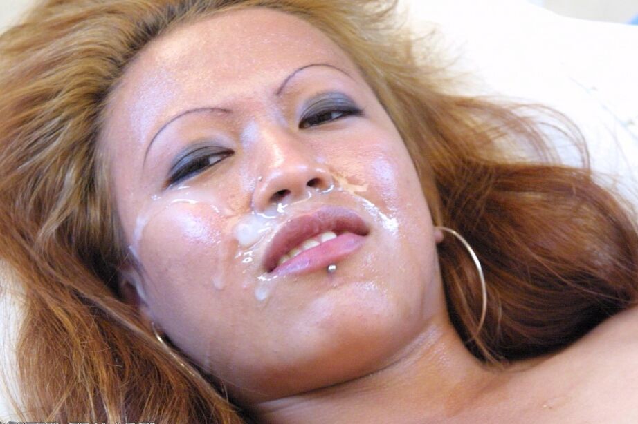 17P A ruiva asiática Charisma lambe os lábios depois de uma grande gozada facial
