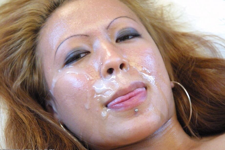 17P A ruiva asiática Charisma lambe os lábios depois de uma grande gozada facial