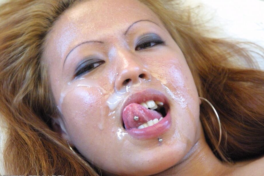 17P A ruiva asiática Charisma lambe os lábios depois de uma grande gozada facial