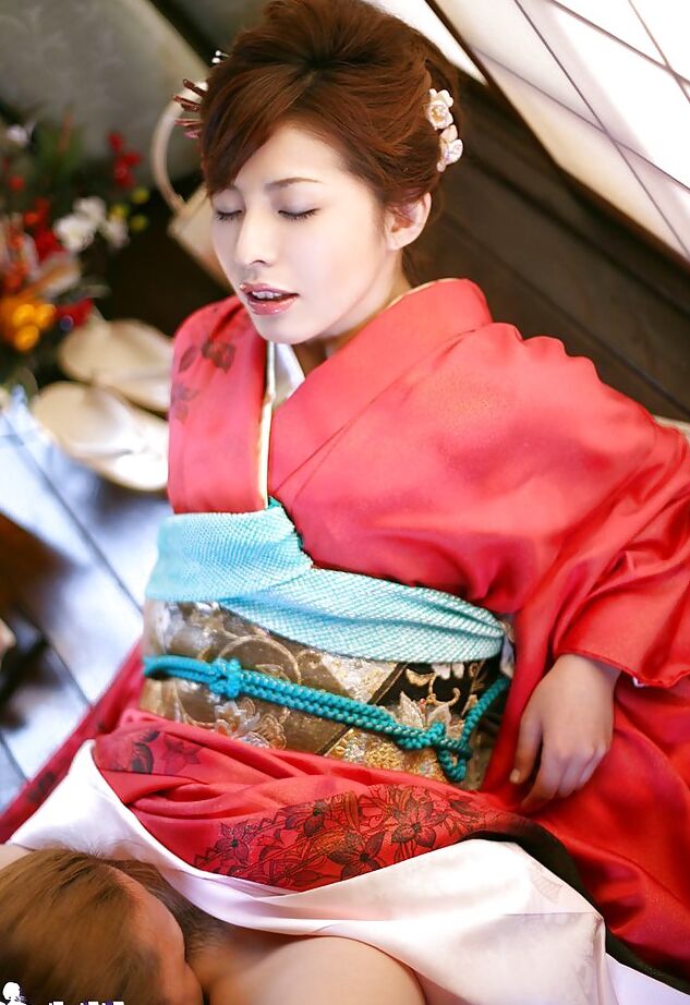 14P Une ado asiatique salope reçoit une éjaculation dans la bouche après une baise hardcore