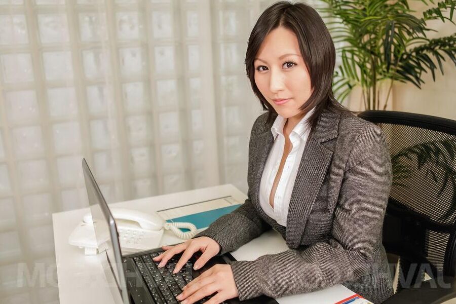 16P Yuuna Hoshisaki in office suit gets cum in palms after handjob