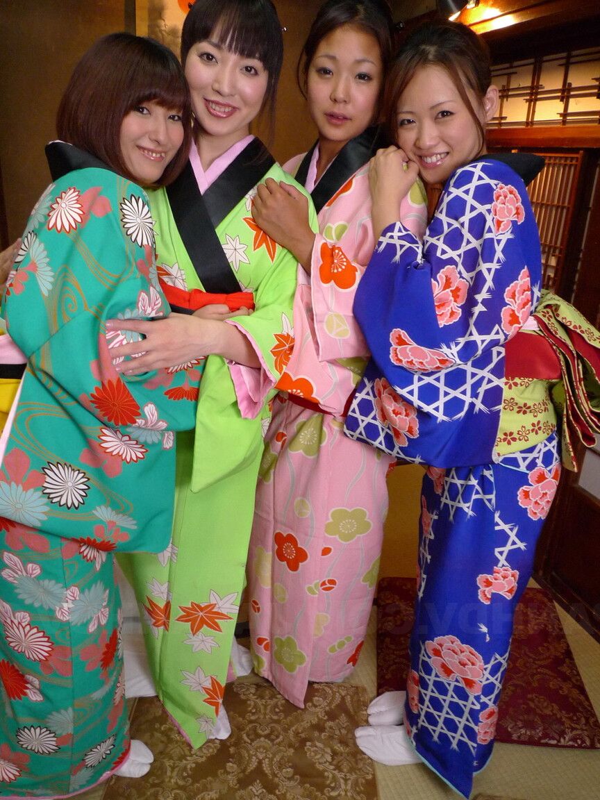 15P Linda chica japonesa recibe semen en su cara después de ser follada en grupo
