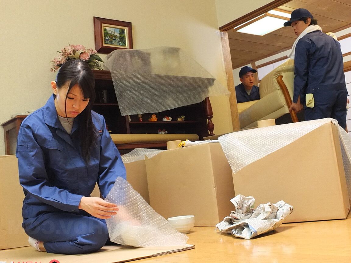 21P L'étourdissante japonaise Nozomi Koizumi fait une pipe incroyable à son collègue