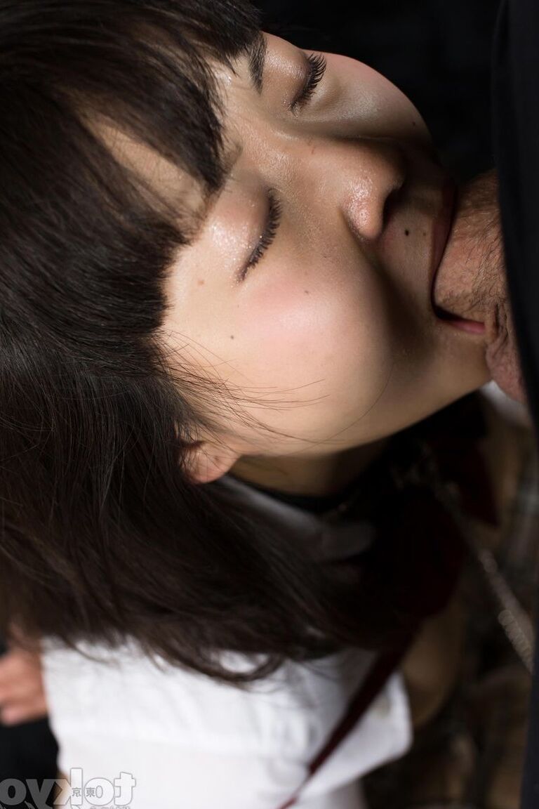 16P 日本人学生が膝の上で口を犯されながら拘束される
