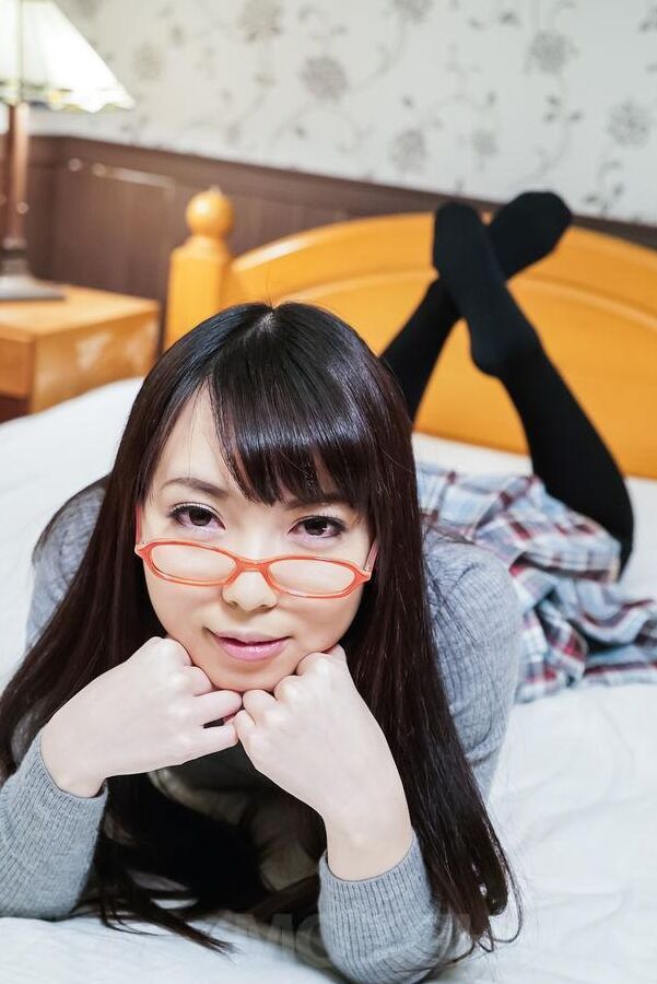 15P Chiemi Yada asiática frota la polla con los pies y recibe semen después de una mamada