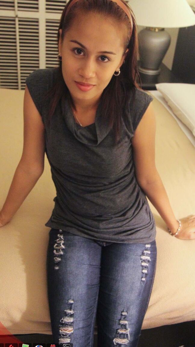 15P Adolescente filipina escupe un bocado de semen después de tener sexo de coño a boca estilo POV