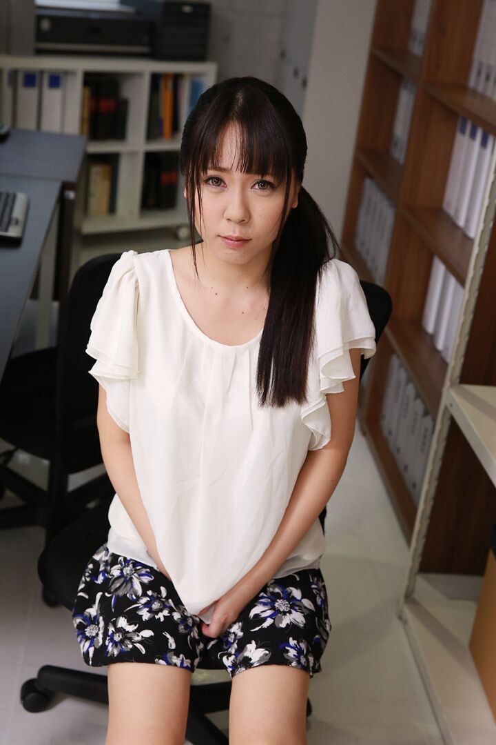 21P De chaudes femmes d'affaires japonaises montrent leurs talents de suceuses de bites au travail