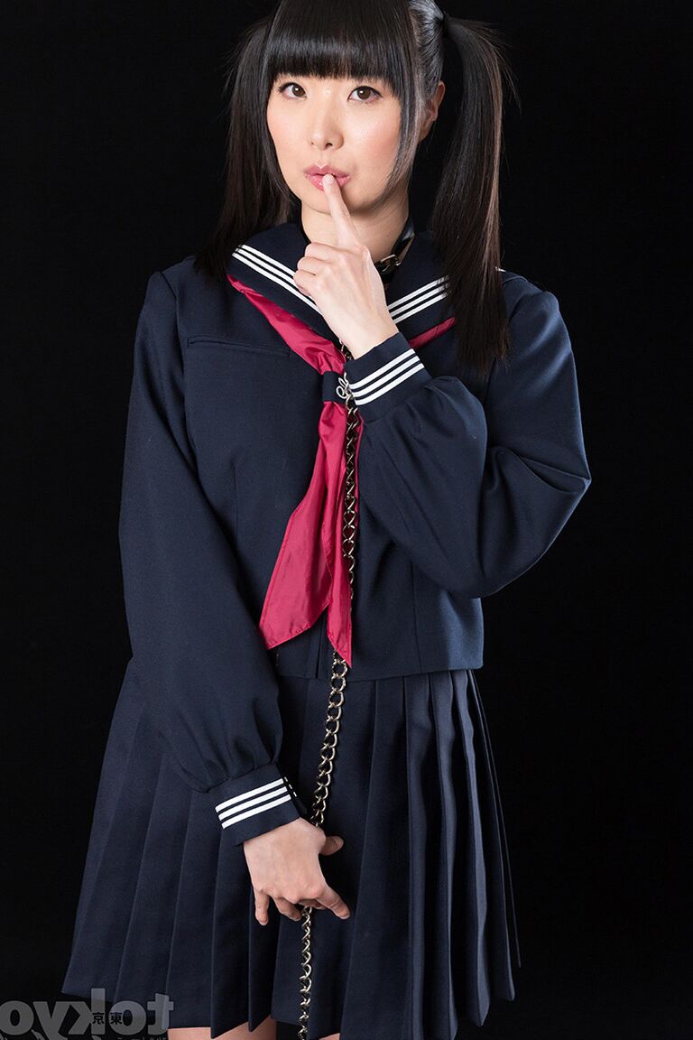 16P Une jeune écolière japonaise se masturbe en faisant du sexe oral