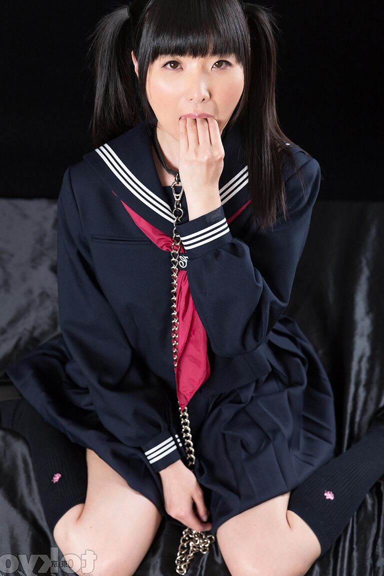 16P Une jeune écolière japonaise se masturbe en faisant du sexe oral
