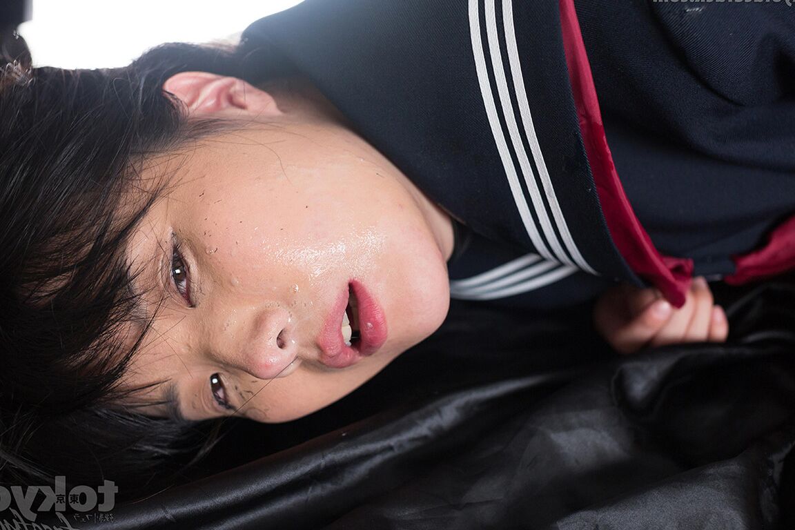 16P Une jeune écolière japonaise se masturbe en faisant du sexe oral
