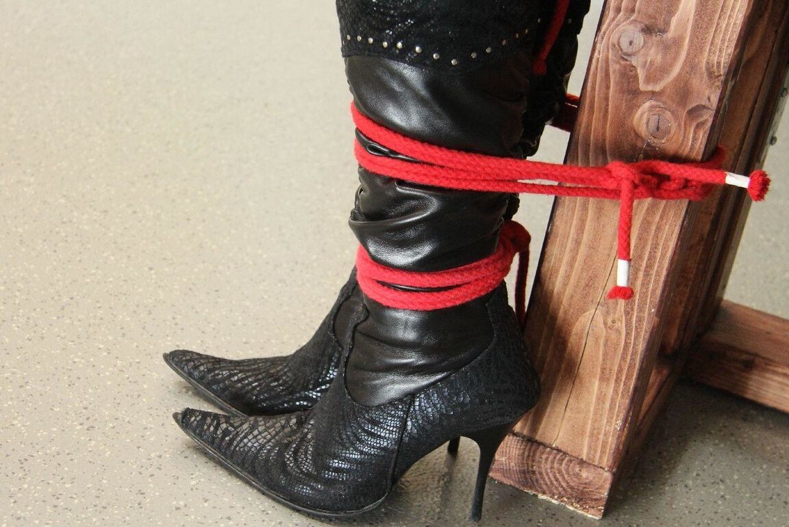 16P Sexy Meninas Amarradas Leatherlady indefesa