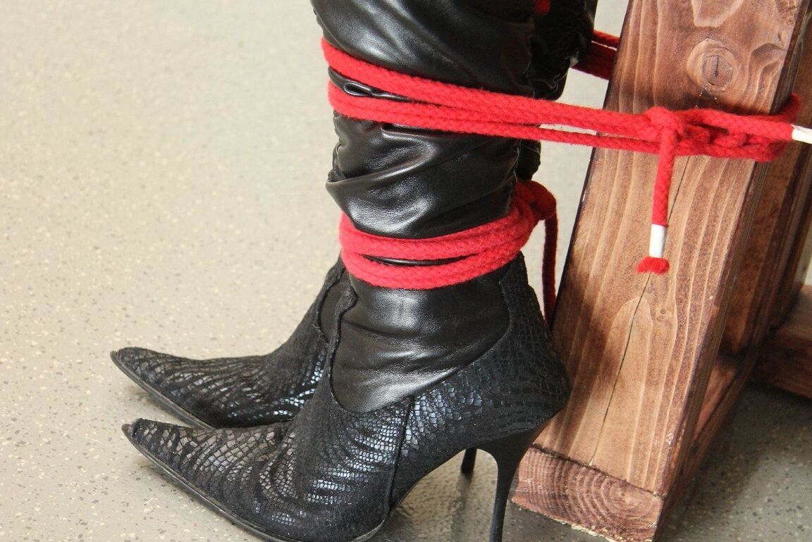 16P Sexy Meninas Amarradas Leatherlady indefesa