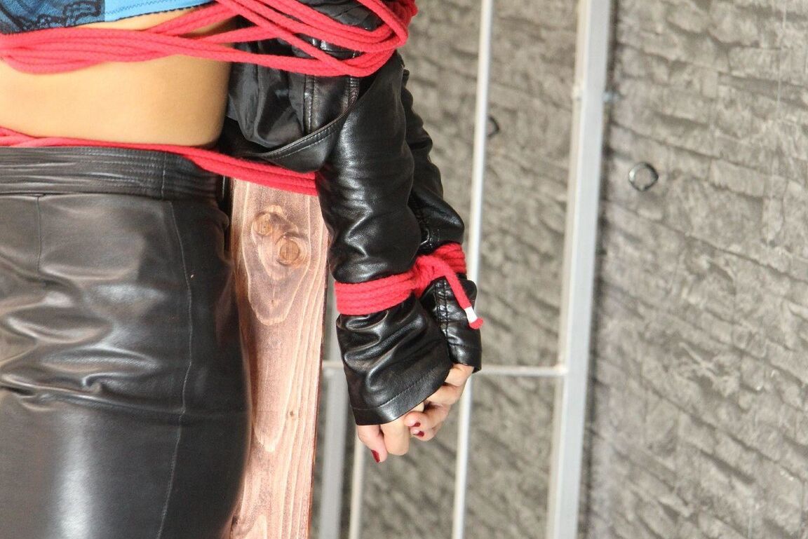 16P Sexy Meninas Amarradas Leatherlady indefesa