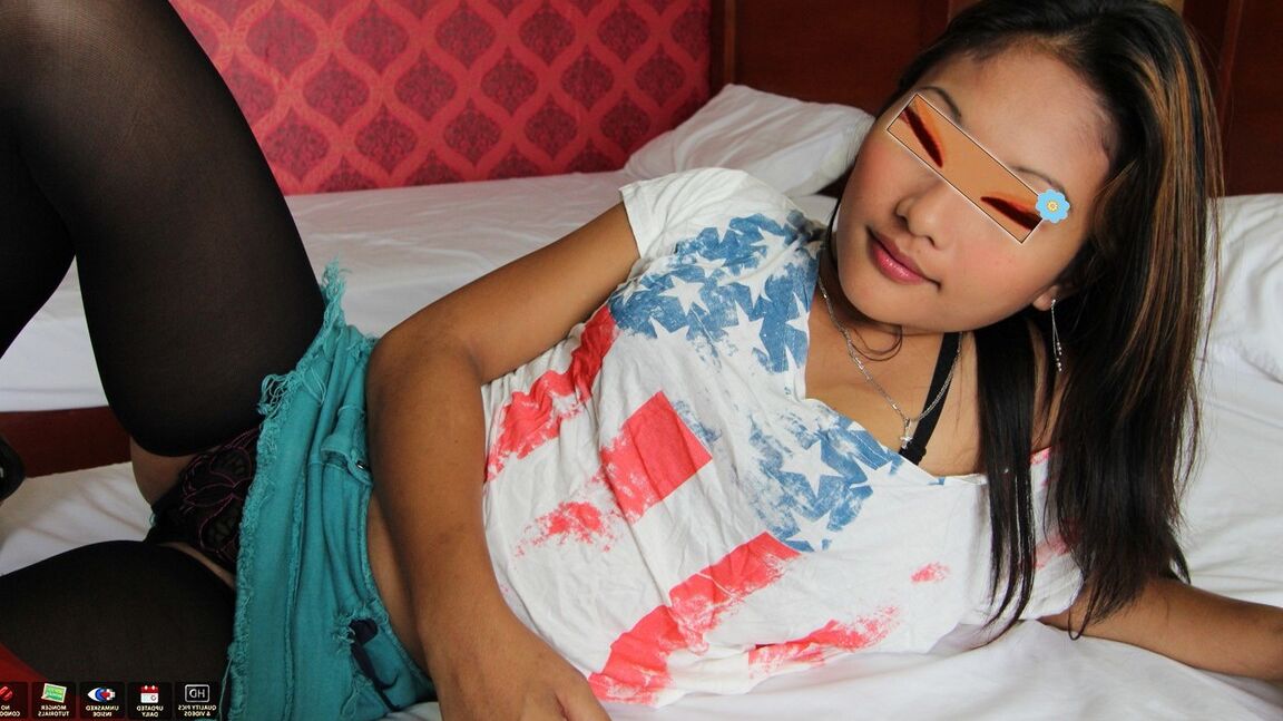 15P Une asiatique sexy en bas se déshabille et baise un touriste blanc