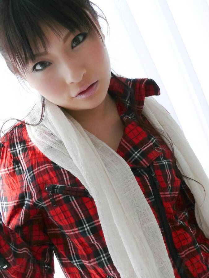 15P Die süße Rika Sonohara im Girlie-Outfit öffnet sich für zwei Schwänze
