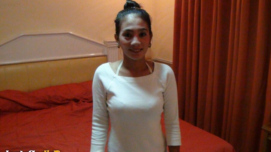 15P As jovens irmãs filipinas April e May transam com uma turista sexual de uma perspectiva POV