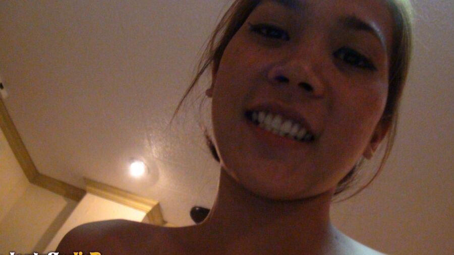 15P As jovens irmãs filipinas April e May transam com uma turista sexual de uma perspectiva POV