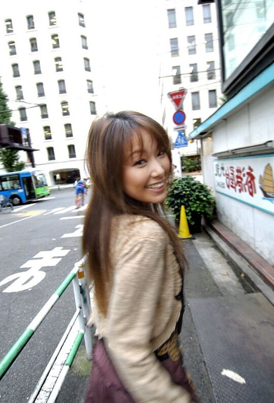 16P La japonaise sexy Yua Aida expose ses seins naturels et son vagin en action solo