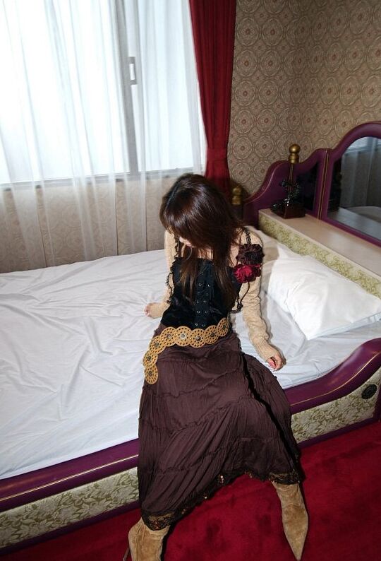 16P La japonaise sexy Yua Aida expose ses seins naturels et son vagin en action solo