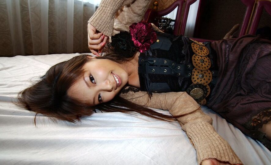 16P La japonaise sexy Yua Aida expose ses seins naturels et son vagin en action solo