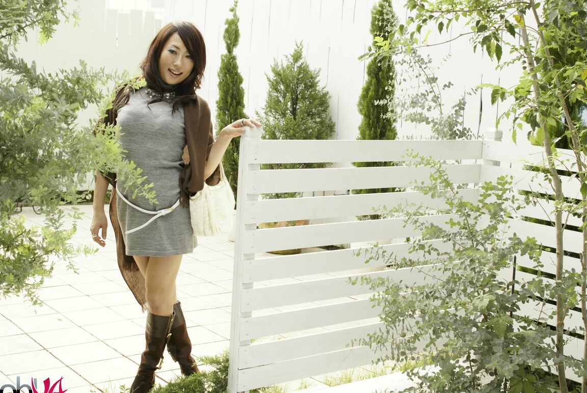 15P A japonesa Yuki Motoyama modela não nua em vestido justo e botas de couro