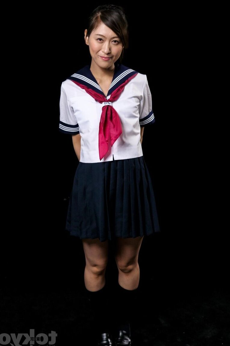 16P 日本人学生が制服姿で口を犯されていることに気づく