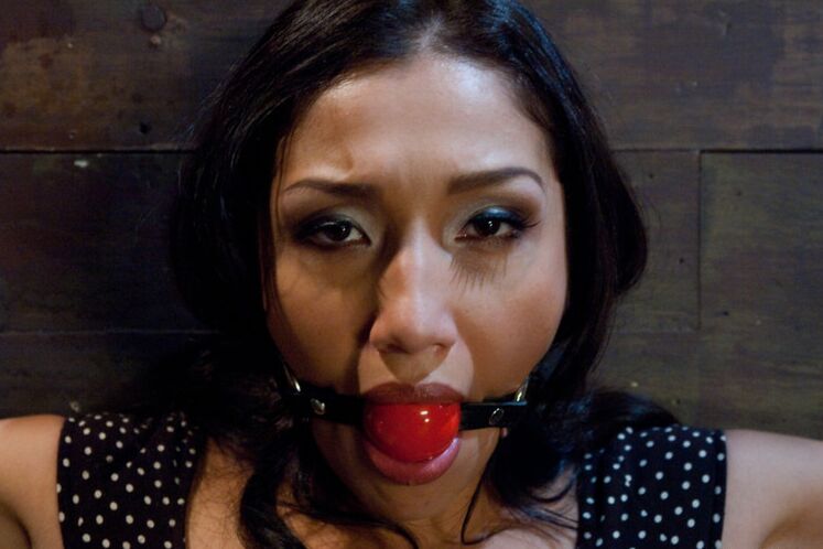 13P Belle fille appréciant le sexe bondage brutal avec anal