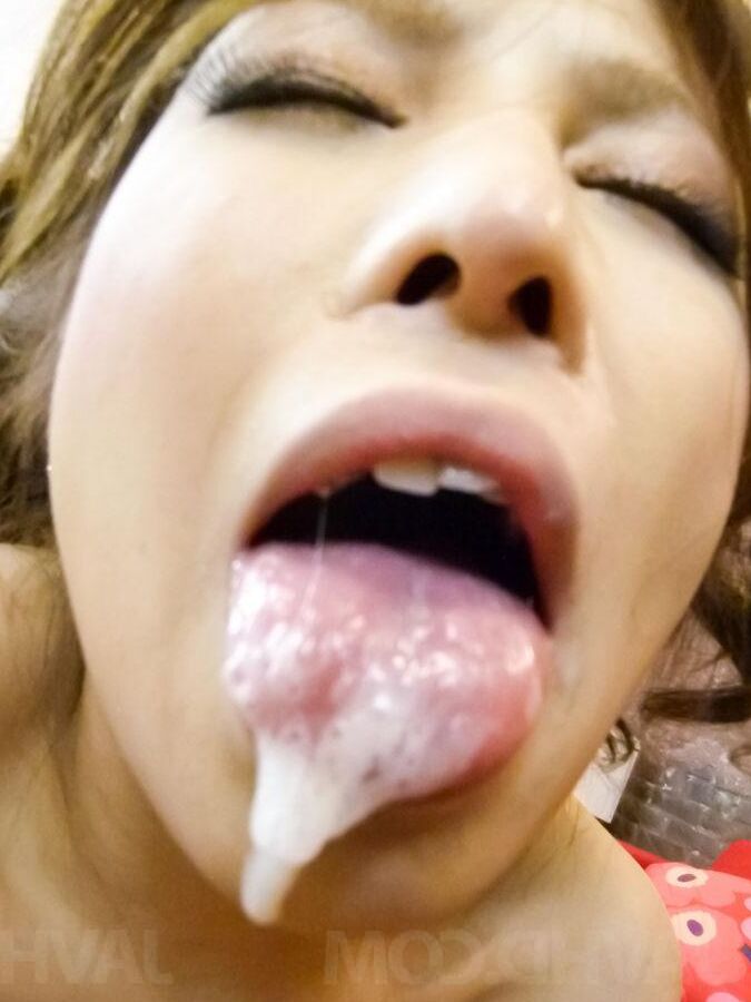 15P 相原翼アジア人ストロークと彼女のクッションで 2 つのシュロングを取得します