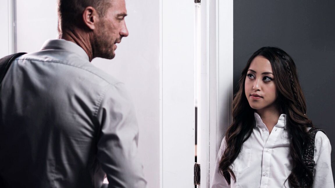 Die asiatische 15P-Studentin Alexia Anders lässt nach dem Sex mit einer Lehrerin Sperma aus ihrer Möse auslaufen