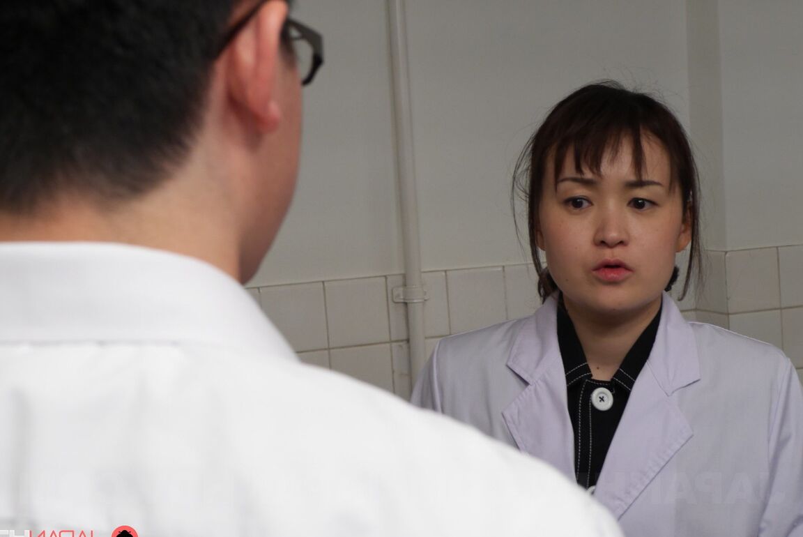 20P A tímida secretária japonesa Sayaka Aishiro dispensa seu chefe debaixo da mesa