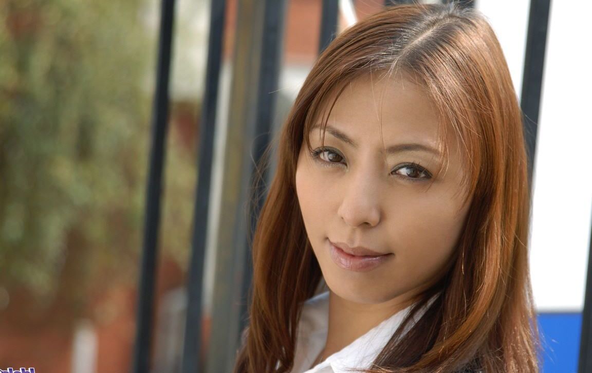 16P La jeune japonaise Royoko dévoile son beau corps avant le sexe