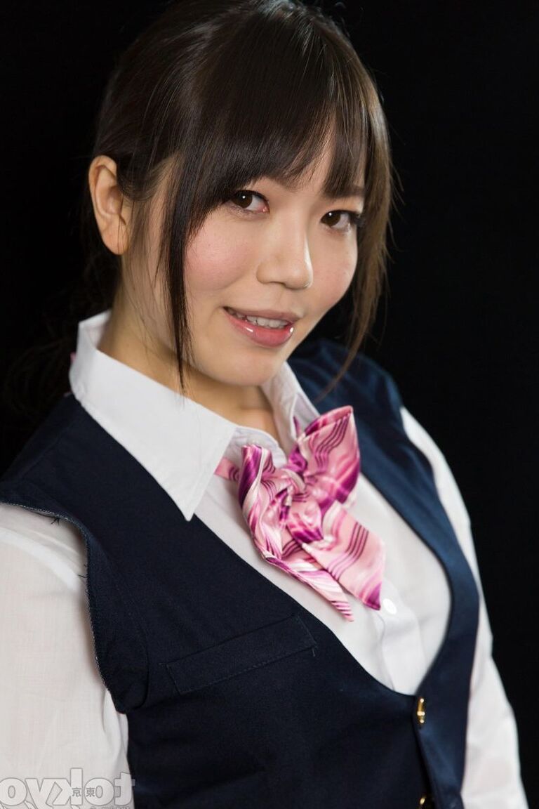 16P Estudante japonesa se masturba depois de ser fodida com a boca em seu uniforme