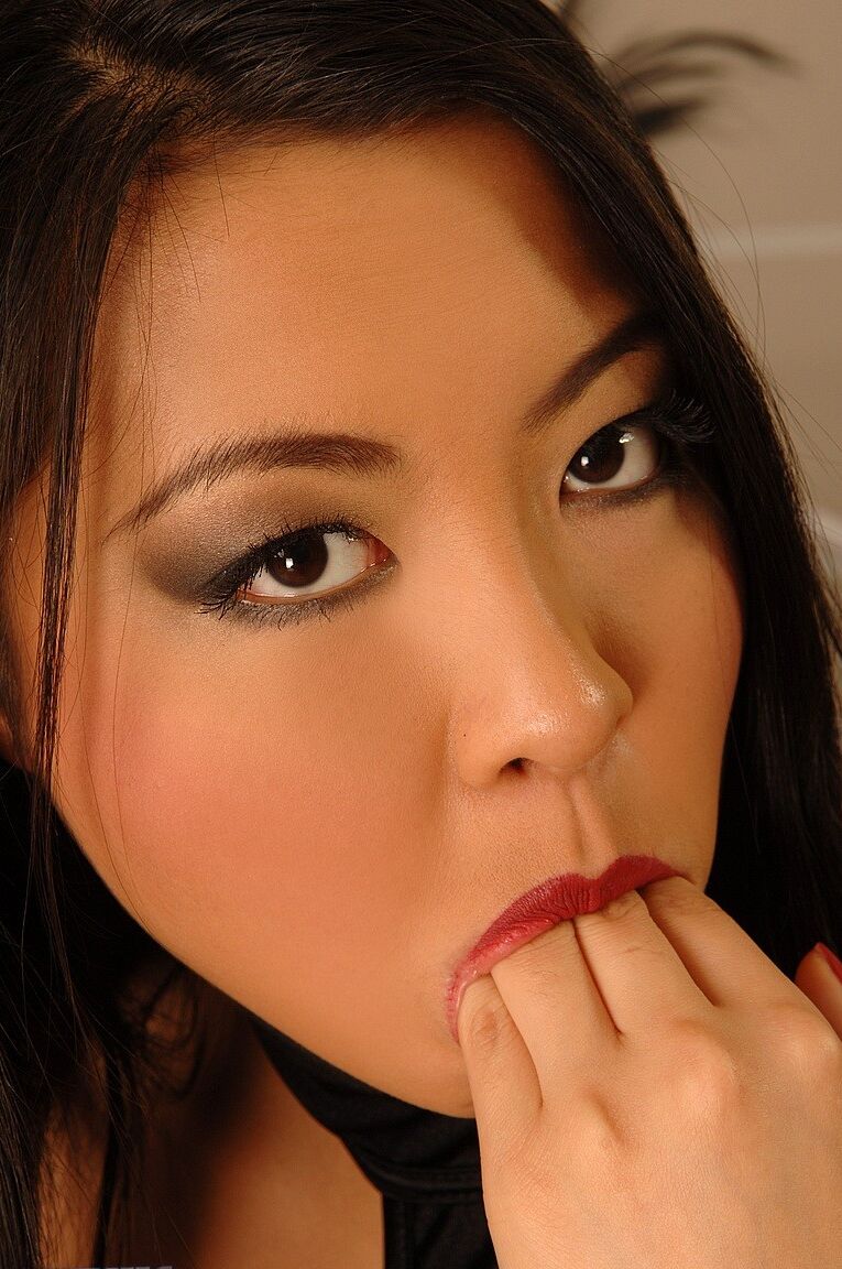 18P Asian babe Courtney fica com o rosto fodido e facializado por três caras com tesão