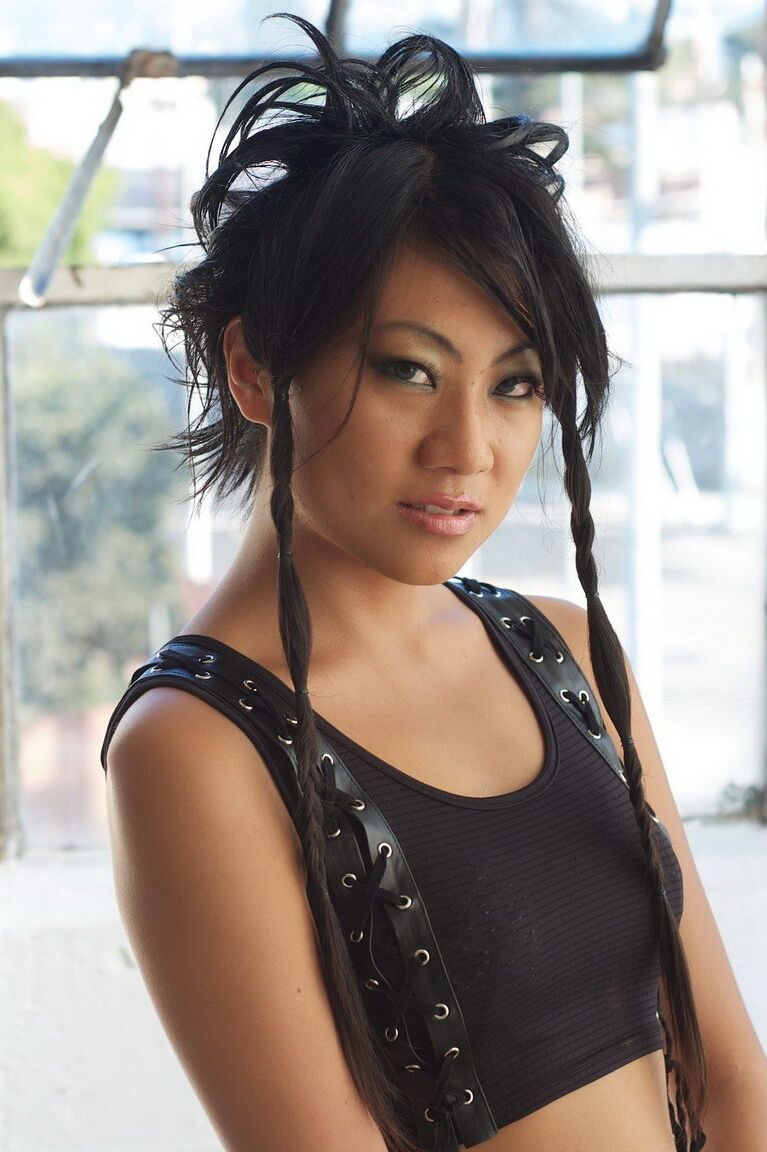 12P modèles punk asiatiques nus sur le sol avec des bottes noires lacées et des nattes