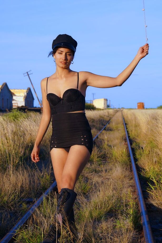 16P A adolescente gostosa Solange faz ótimas poses solo com botas pretas antes de se masturbar