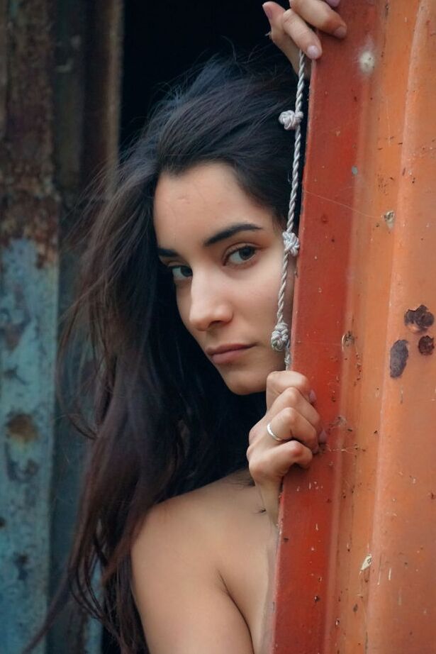 16P A adolescente gostosa Solange faz ótimas poses solo com botas pretas antes de se masturbar
