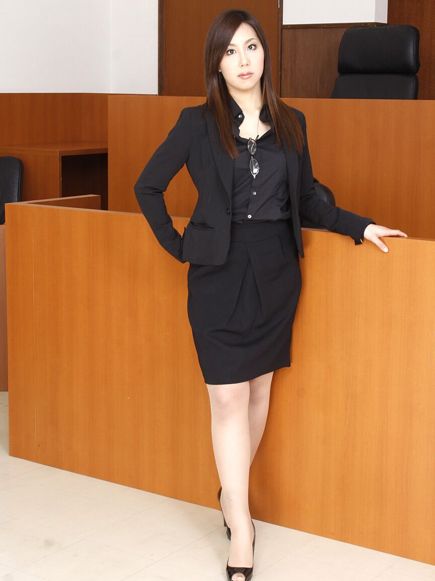 12P A gostosa asiática Hikaru Matsu tira suas roupas de trabalho e leva uma pancada forte
