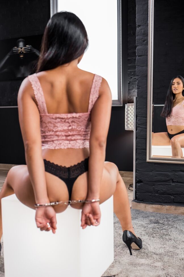 21P May Thai, bombasse asiatique aux petits seins, prend une énorme bite dans la bouche et le trou du cul