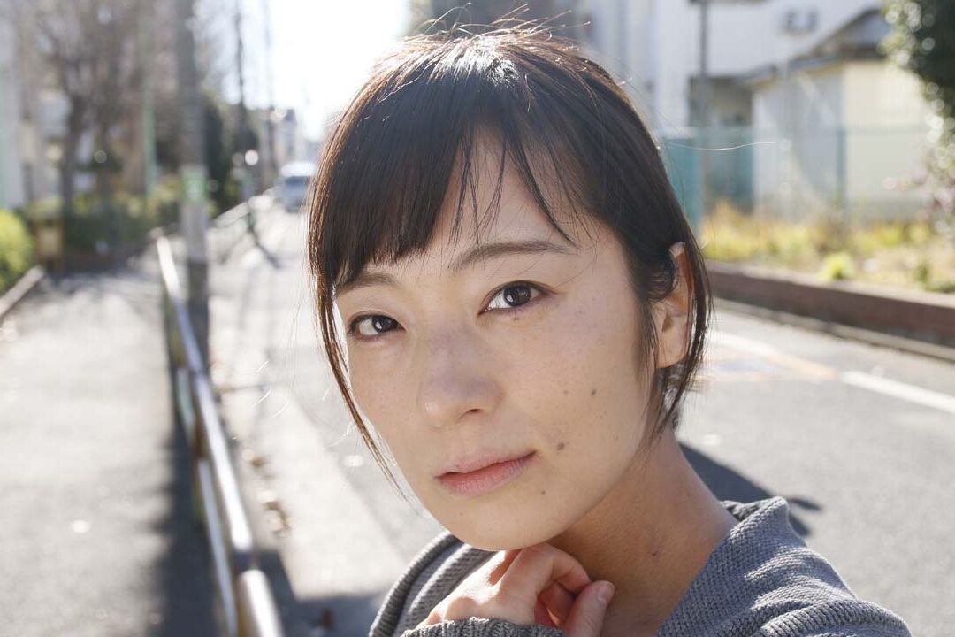 21P La asiática morena Yukari Ayaka es tocada y embestida antes de probar el semen