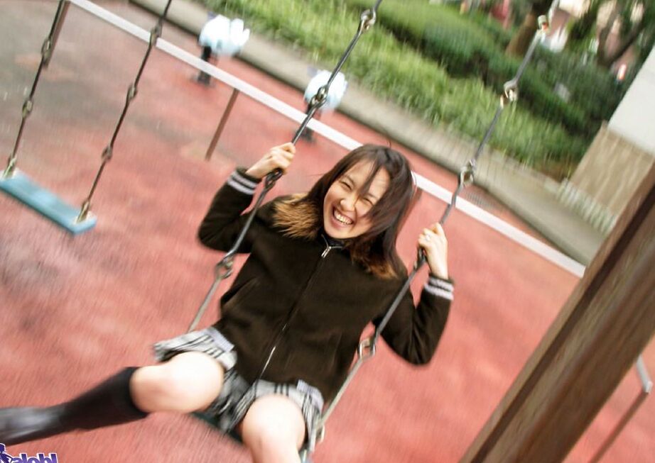 Ami, étudiante japonaise à 16 heures, prend un bain après avoir joué sur une balançoire
