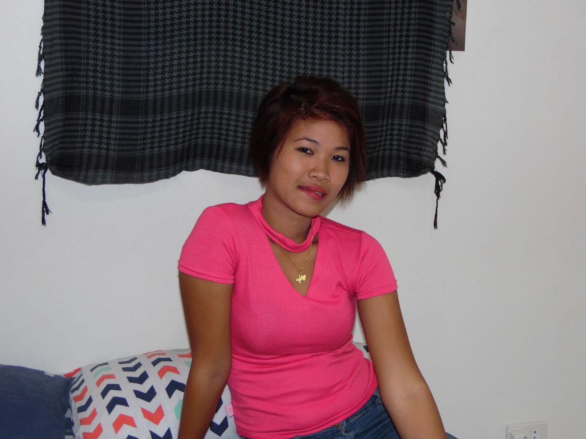 16P Adolescente linda de Pinay con el coño afeitado se une a Trike Patrol para hacer su primer porno