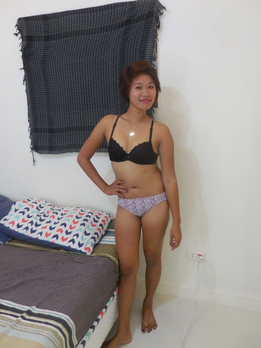 16P Adolescente linda de Pinay con el coño afeitado se une a Trike Patrol para hacer su primer porno