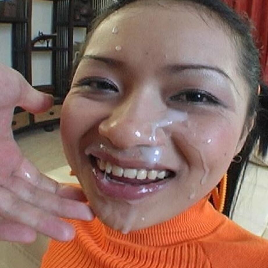 16P Adorável garota asiática Jantra leva uma grande gozada no rosto depois de ser fodida