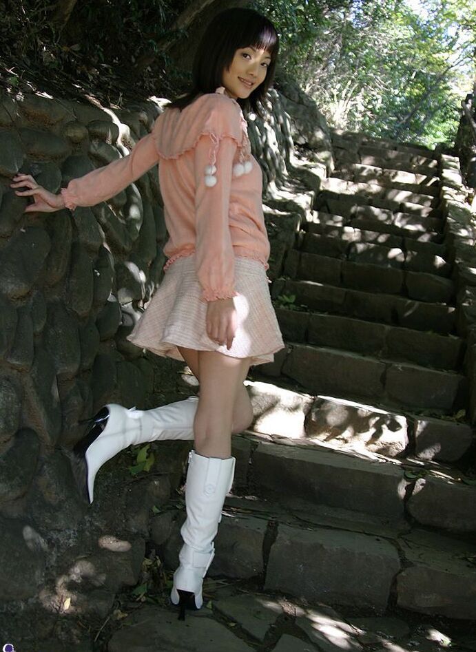 16P Linda garota japonesa Nana mostra seus seios firmes e calcinha de algodão no jardim