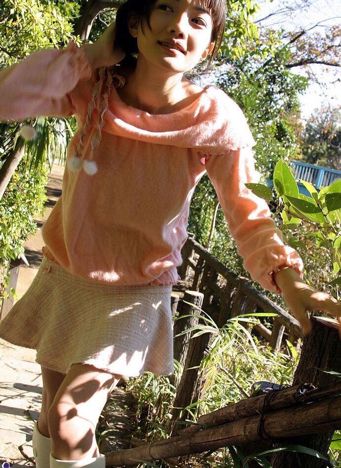 16P Linda garota japonesa Nana mostra seus seios firmes e calcinha de algodão no jardim