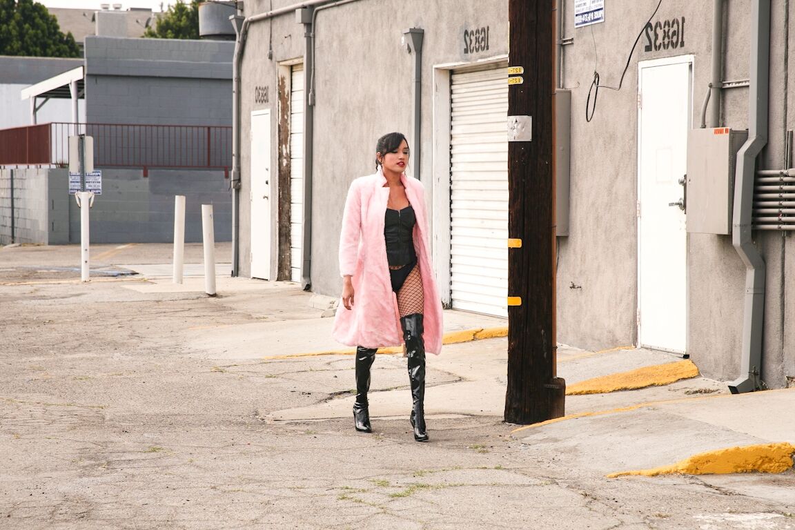 15P La belleza asiática Jessica Fox modela lencería de cuero con medias de red y botas OTK
